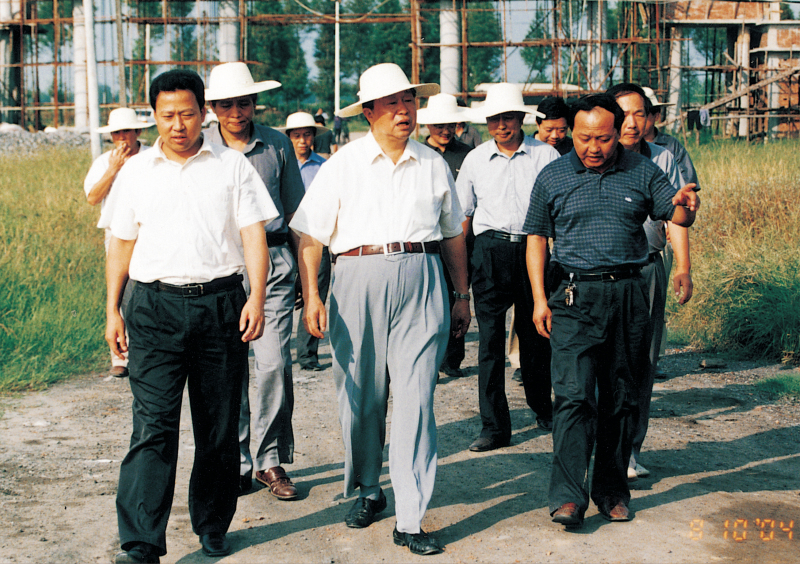 2004年8月10日，省政協主席王生鐵在市委書記劉雪榮的陪同下視察聚丙烯工程建設