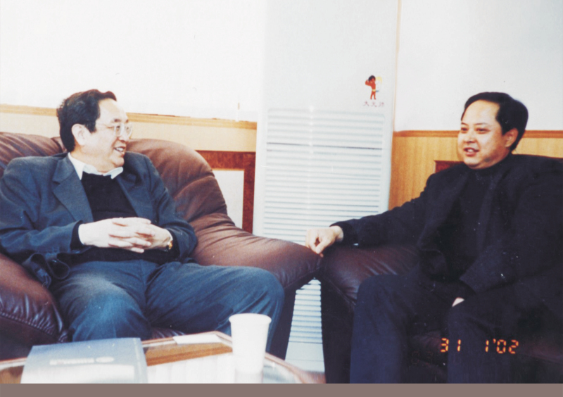 2002年1月31日，中央政治局委員、湖北省委書記俞正聲在省委辦公室親切接見舒心先生 
