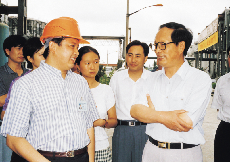 1998年8月1日，湖北省委書記賈志杰在舒心先生的陪同下，對我公司進行了視察